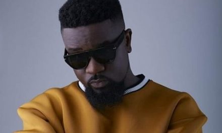 Sarkodie secretly returns to Ghana with face covered but fans recognised him