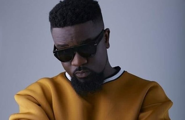 Sarkodie secretly returns to Ghana with face covered but fans recognised him